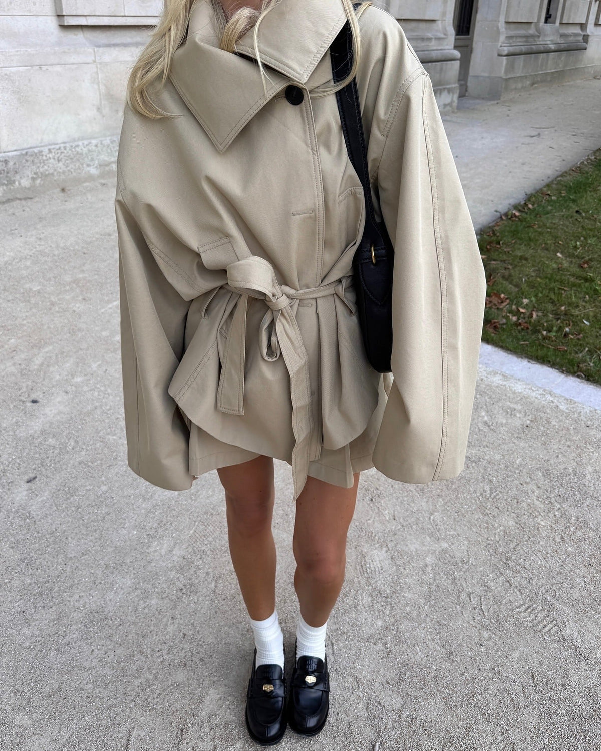 Filippa – Kort oversized beige trenchcoat med bælte